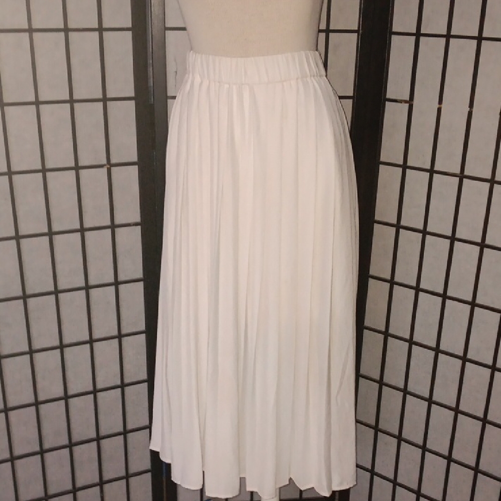 100% Polyester Skirt. Size S